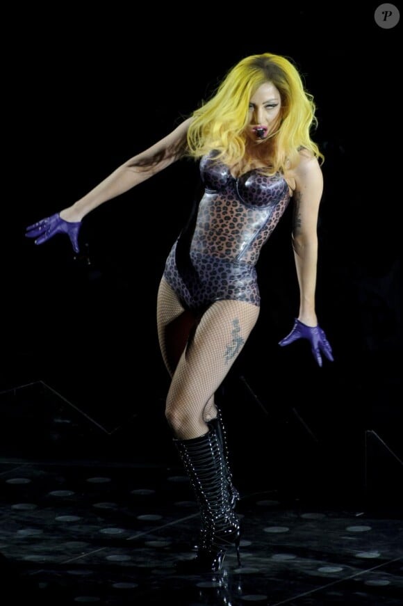 Lady Gaga se produit sur la scène de l'O2 Arena, à Londres, jeudi 16 décembre 2010.