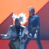 Johnny Hallyday et Matthieu Chedid chantent Tanagra à Bercy, le 16 décembre 2010