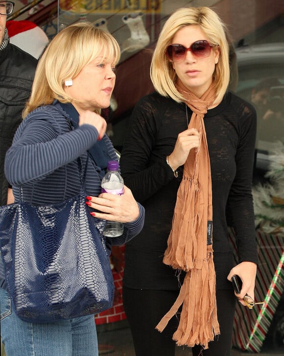 Tori Spelling et sa maman Candy font leur shopping de Noël à Beverly Hills, le 17 décembre 2010