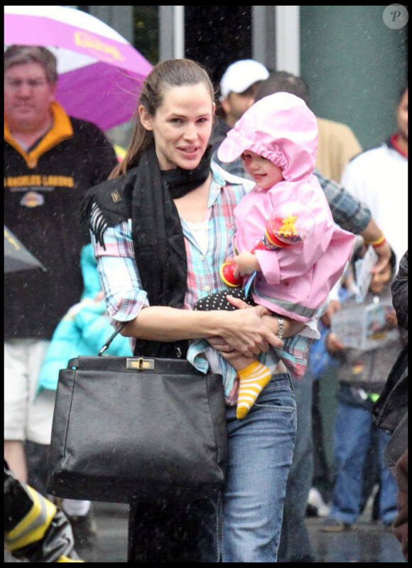 Jennifer Garner et ses filles sortent de Let's celebrate, spectacle de Disney (19 décembre 2010 au Staple Center de Los Angeles)