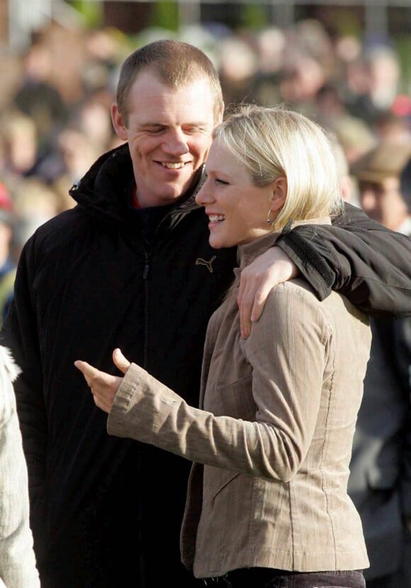 Zara Phillips, fille de la princesse Anne et petite-fille de la reine Elizabeth II, s'est fiancée avec son compagnon, le rugbyman Mike Tindall. Buckingham Palace a annoncé la nouvelle le 21 décembre 2010.