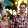 Tori Spelling et son mari Dean McDermott se promènent à Beverly Hills, le 14 décembre 2010.