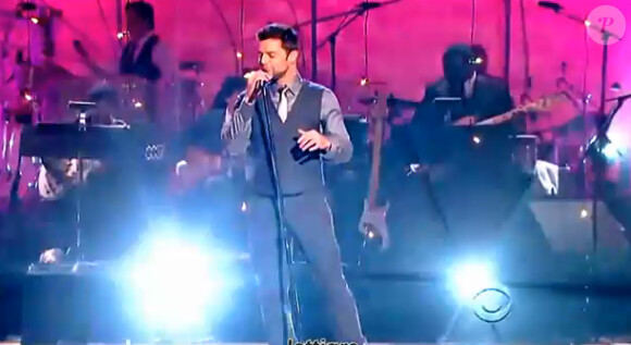 Ricky Martin - Shine - live sur le plateau de CBS, le 22 décembre 2010