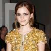 Emma Watson porte le doré sans complexe. Pour éviter d'éblouir ses amis, les escarpins noirs sont de mise.