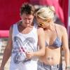 Mark Owen et sa femme Emma sur une plage de la Barbade, le 29 décembre 2010
