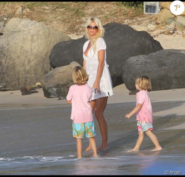 Victoria Silvstedt : Deux chevaliers servants... sinon rien ! - Purepeople