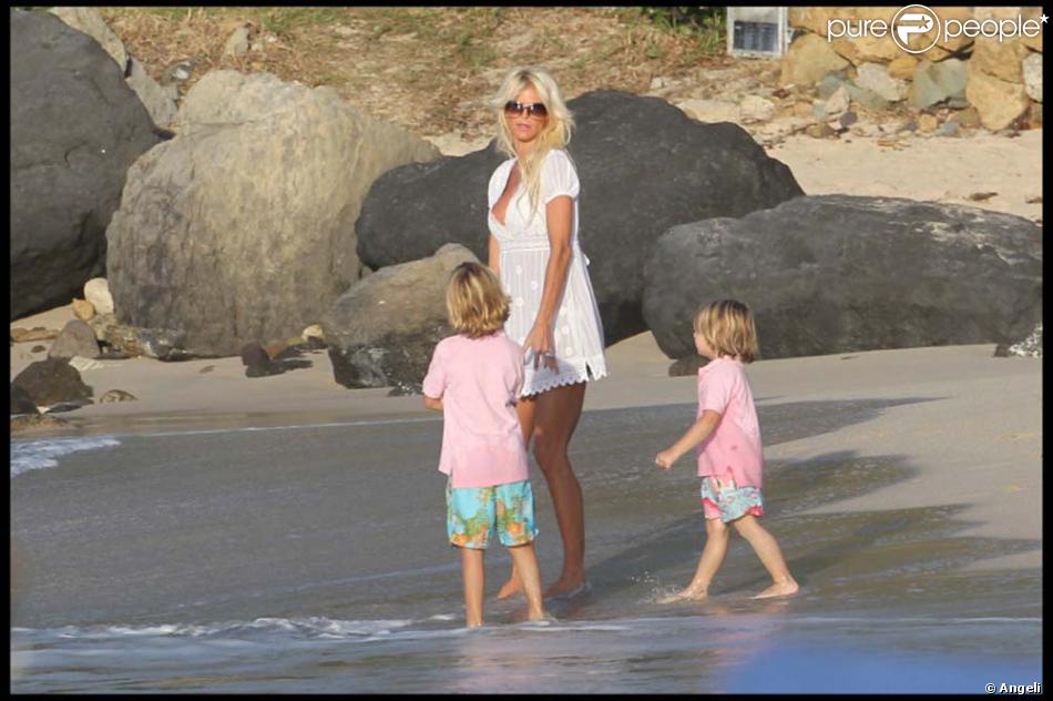 Victoria Silvstedt se prélasse sur la plage des Flamands, à Saint-Barth