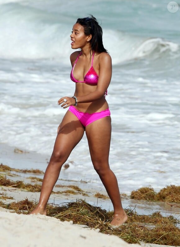 Angela Simmons sur la plage de Miami, en bikini rose, le 31 décembre 2010