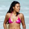 Angela Simmons sur la plage de Miami, en bikini rose, le 31 décembre 2010