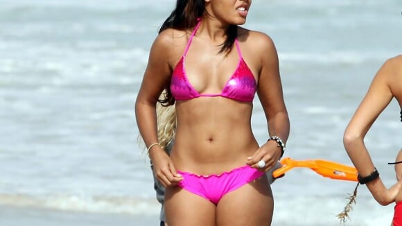 Angela Simmons : La fille de DJ Run est sublime en bikini et s'éclate à Miami !