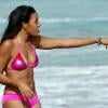Angela Simmons sur la plage de Miami, en bikini rose, le 31 décembre 2010