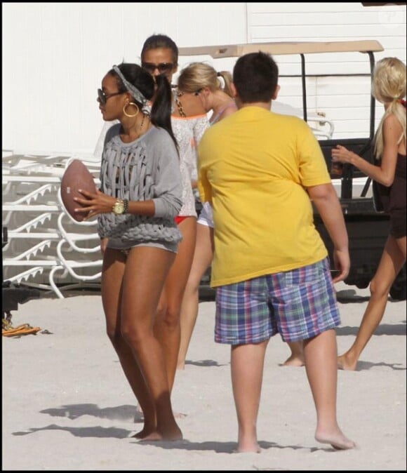 La ravissante Angela Simmons se donne à fond sur la plage de Miami, le 1er janvier 2010.