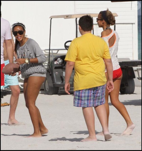 La ravissante Angela Simmons se donne à fond sur la plage de Miami, le 1er janvier 2010.