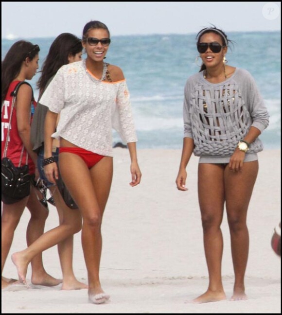 La ravissante Angela Simmons se donne à fond sur la plage de Miami, le 1er janvier 2010.
