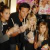 Lorenzo Lamas se rend dans un magasin Millions of milkshakes pour présenter un milkshake de sa propre création, en compagnie de ses trois filles et de sa fiancée Shawna Craig, à Los Angeles, le 30 décembre 2010.