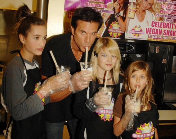 Lorenzo Lamas se rend dans un magasin Millions of milkshakes pour présenter un milkshake de sa propre création, en compagnie de ses trois filles et de sa fiancée Shawna Craig, à Los Angeles, le 30 décembre 2010.