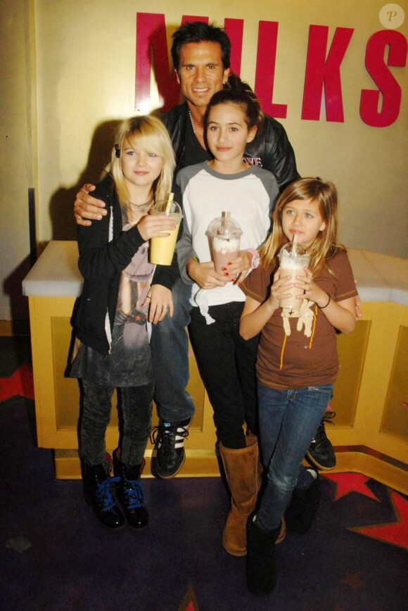 Lorenzo Lamas se rend dans un magasin Millions of milkshakes pour présenter un milkshake de sa propre création, en compagnie de ses trois filles et de sa fiancée Shawna Craig, à Los Angeles, le 30 décembre 2010.