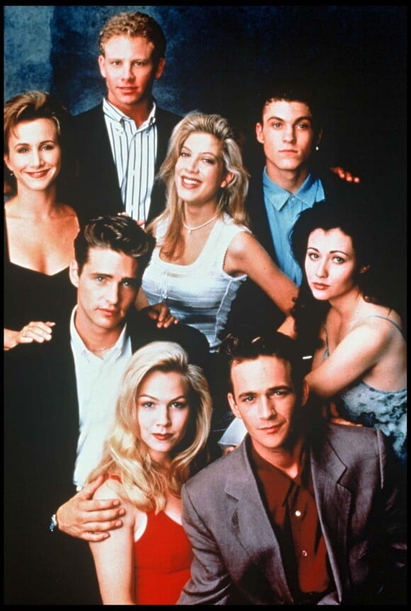 Jennie Garth, Brian Austin Green, Tori Speling, Shannen Doherty, Jason Priestley, Luke Perry, Ian Ziering et Gabrielle Carteris dans Beverly Hills, en 1990.