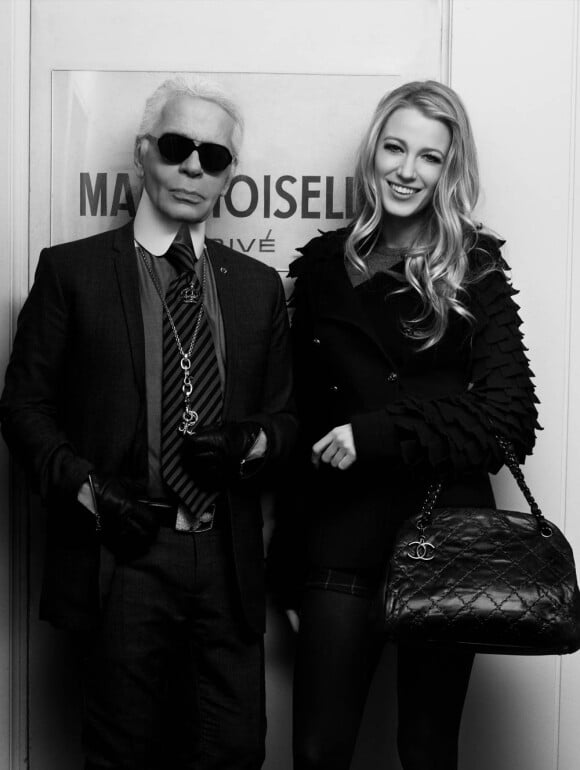 Blake Lively pose avec son sac Mademoiselle et Karl Lagerfeld