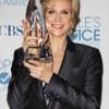 Jane Lynch fière de son trophée lors des People's Choice Awards