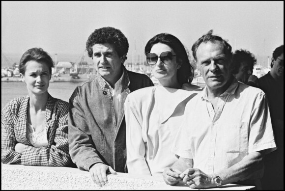 Le réalisateur Claude Lelouch entouré de l'équipe du film Un Homme et une femme, Palme d'or au festival de Cannes en 1966.