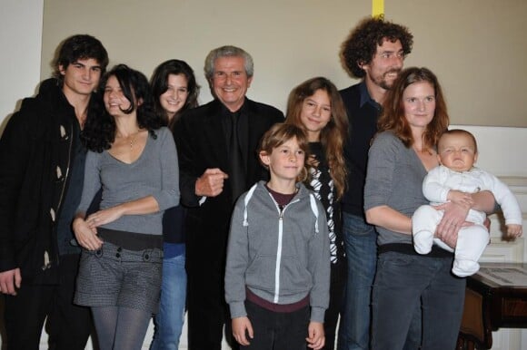 Le réalisateur Claude Lelouch reçoit la médaille "Grand Vermeil", entouré de ses enfants, le 26 octobre dernier à Paris: Sachka, Salome, Chaya, Goaz, Stella, Simon et Chabaya.
