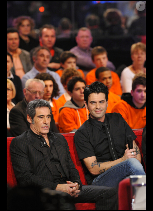 Gérard Lanvin et son fils Manu lors de l'émission Vivement Dimanche, diffusée sur France 2 le 9 janvier 2011.