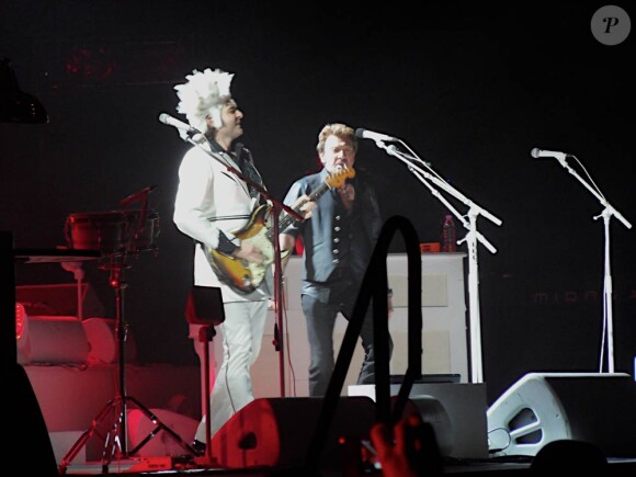 Johnny Hallyday était l'invité surprise du concert de M à Montpellier,  le 3 décembre 2010. Les deux artistes, qui ont collaboré sur le prochain  album du rockeur, ont partagé Tanagra, chanson extraite de Mister Mystère.