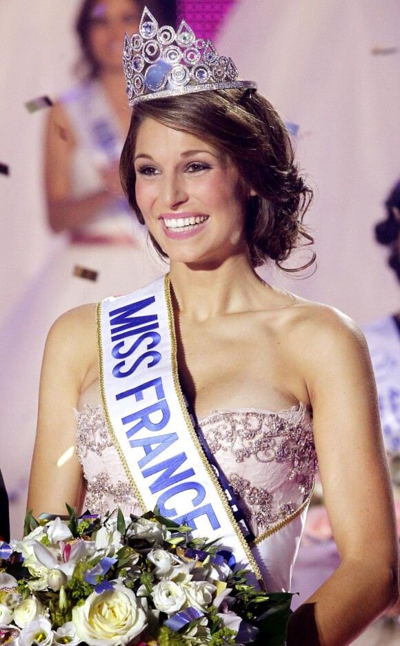Laury Thilleman, Miss France 2011, le soir de son élection (samedi 4 décembre 2010), au Zénith de Caen.