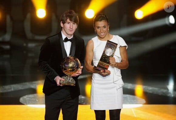 Lionel Messi, déjà consacré par le Ballon d'or 2009, réalise le doublé en décrochant, à 23 ans, le Ballon d'or 2010, qui lui a été remis le 10 janvier 2011 à Zürich. La Brésilienne Marta glane le Graal pour la 5e année consécutive.