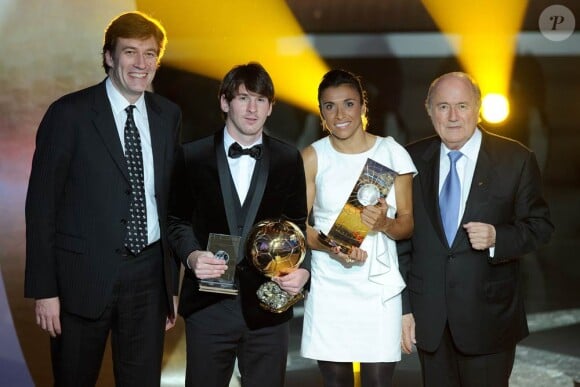 Lionel Messi, déjà consacré par le Ballon d'or 2009, réalise le doublé en décrochant, à 23 ans, le Ballon d'or 2010, qui lui a été remis le 10 janvier 2011 à Zürich. La Brésilienne Marta décroche un 5e sacre.