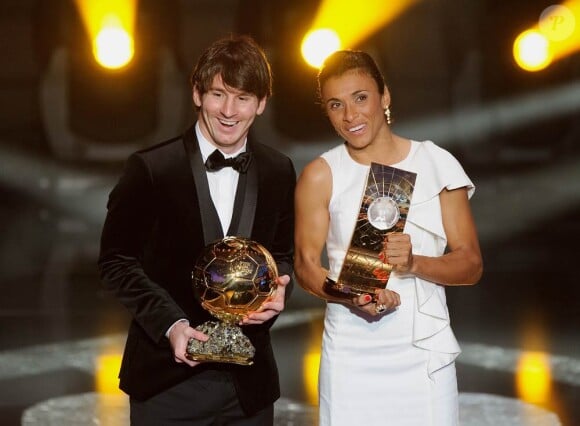 Lionel Messi, déjà consacré par le Ballon d'or 2009, réalise le doublé en décrochant, à 23 ans, le Ballon d'or 2010, qui lui a été remis le 10 janvier 2011 à Zürich. La Brésilienne Marta continue de survoler le foot féminin, avec un 5e sacre.