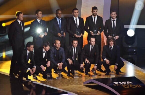 Lionel Messi, déjà consacré par le Ballon d'or 2009, réalise le doublé en décrochant, à 23 ans, le Ballon d'or 2010, qui lui a été remis le 10 janvier 2011 à Zürich.
