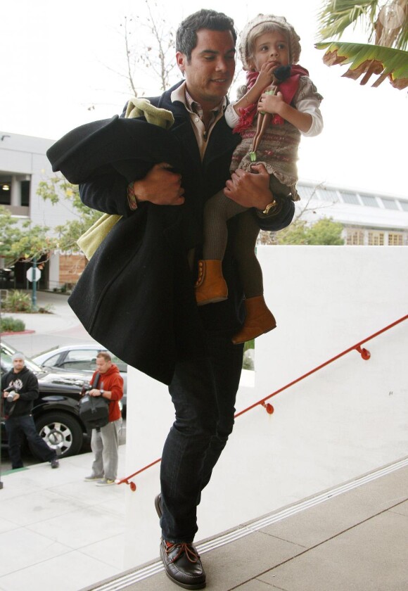 Jessica Alba, son mari Cash Warren en compagnie de leur fille Honor, assistent au renouvellement des voeux de mariage des parents de Jessica Alba, le 7 janvier 2011 à Los Angeles