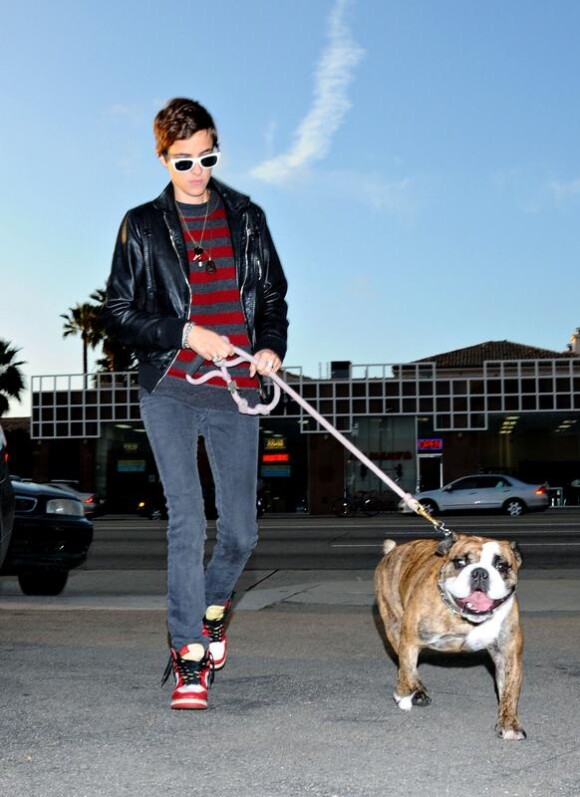 Samantha Ronson et son chien Cadillac à Los Angeles, le 3 novembre 2008.