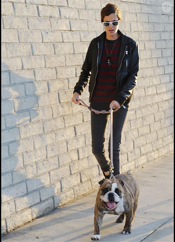 Samantha Ronson et son chien Cadillac à Los Angeles, le 3 novembre 2008.