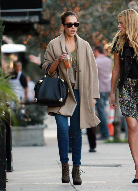 Jessica Alba va déjeuner avec une amie à Beverly Hills, le 13 janvier 2011.