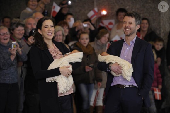 Le 14 janvier 2011, premier bain de foule et première pluie de flashs pour les jumeaux de Mary et Frederik de Danemark, alors âgés de 6 jours. Ils quittent la maternité du Rigshospitalet de Copenhague pour rejoindre le Palais.