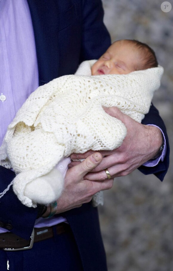 Le 14 janvier 2011, premier bain de foule et première pluie de flashs pour les jumeaux de Mary et Frederik de Danemark, alors âgés de 6 jours. Ils quittent la maternité du Rigshospitalet de Copenhague pour rejoindre le Palais.