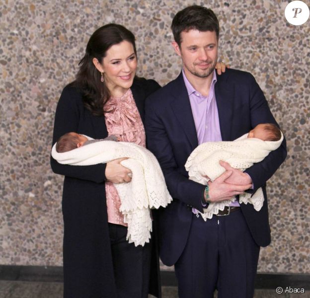 Le 14 janvier 2011, premier bain de foule et première pluie de flashs pour les jumeaux de Mary et Frederik de Danemark, alors âgés de 6 jours. Ils quittent la maternité du Rigshospitalet de Copenhague pour rejoindre le Palais.