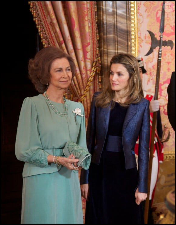 La reine Sofia d'Espagne et Letizia au palais royal de Madrid, le 18 janvier 2011.