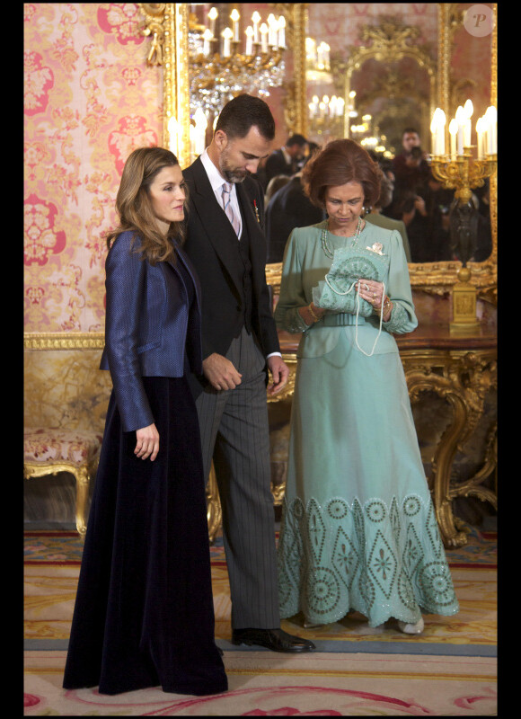La reine Sofia d'Espagne, le prince Felipe et Letizia au palais royal de Madrid, le 18 janvier 2011.