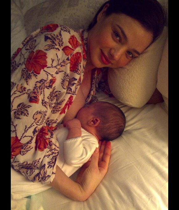 Miranda Kerr poste une photo d'elle et son bébé Flynn sur son Twitter