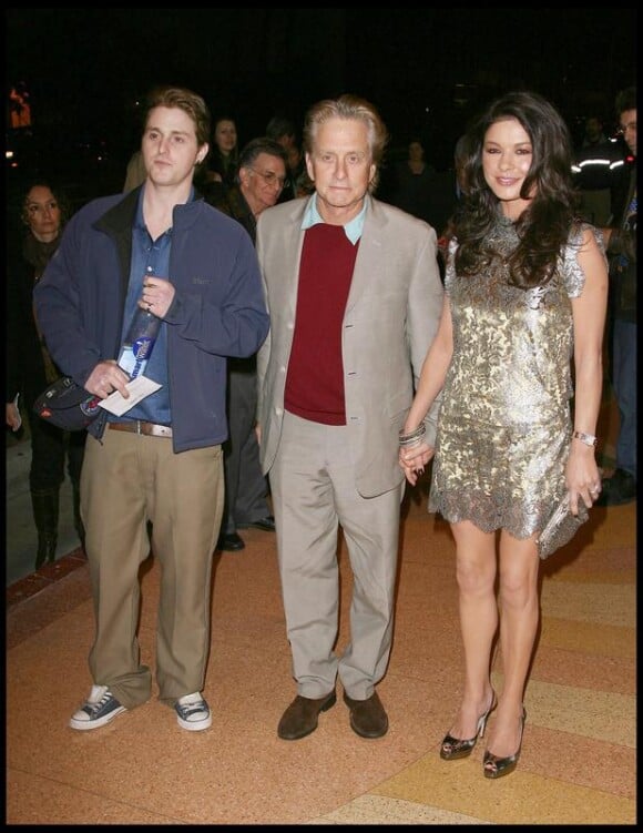 Cameron Douglas avec son père Michael Douglas et sa belle-mère Catherine Zeta-Jones en mars 2009