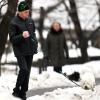 Michael Douglas promène son chien le 19 janvier 2011 à New York