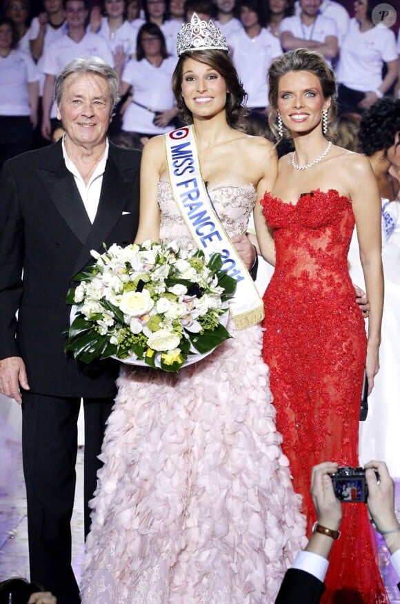Laury Thilleman, Miss France 2011, entourée d'Alain Delon et Sylvie Tellier 