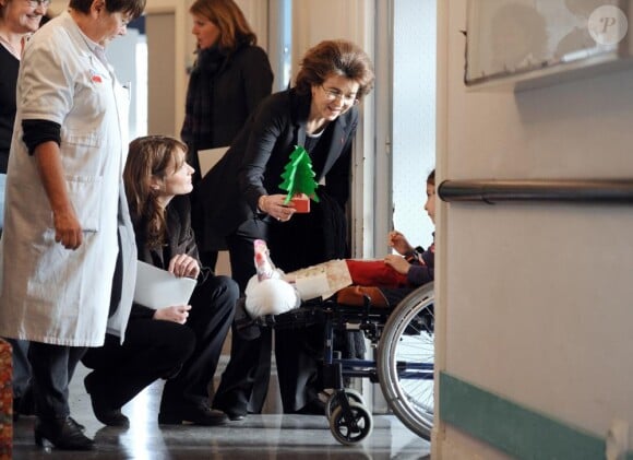 Carla Bruni à l'hôpital de Garches, en décembre 2010.