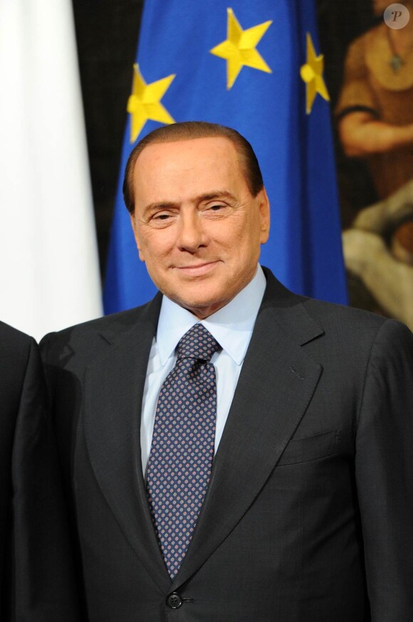 Silvio Berlusconi dans une tempête médiatique en Italie à cause d'une affaire de moeurs.