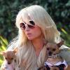 Paris Hilton et ses chiens, lors d'une visite à sa soeur Nicky à Los Angeles