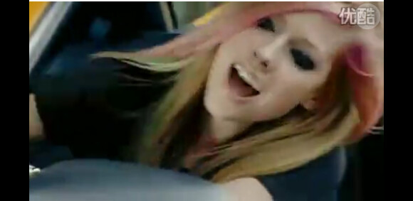Avril Lavigne lève le voile sur le clip What the Hell, premier extrait de son nouvel album Goodbye Lullaby.